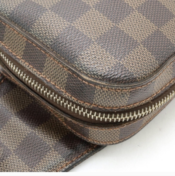 Louie Vuitton bumbag...zipper does need replaced - Picture 3 of 15